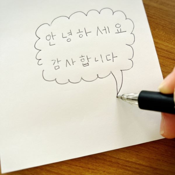 メモにペンで韓国語の文字を書いている画像