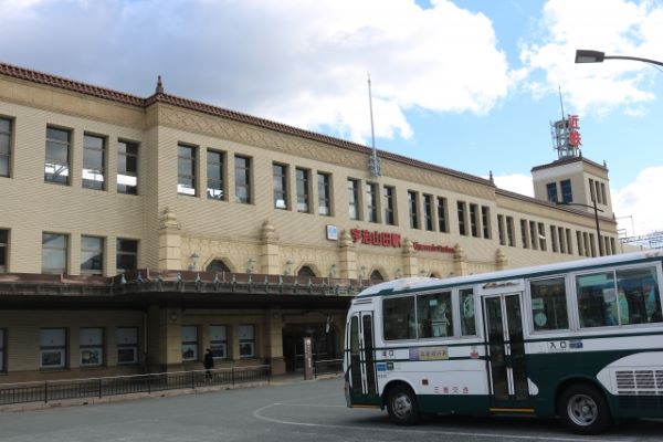 宇治山田駅とバスの画像